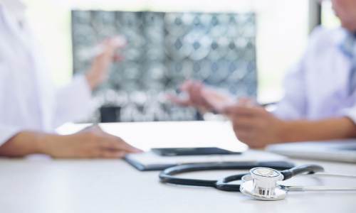 tavolo con sopra materiale per risonanza magnetica