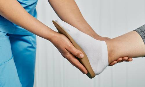 inizio di fisioterapia con soletta sulla pianta del piede