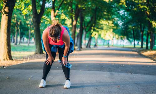 ragazza in sovrappeso che fa sport all'aperto